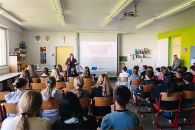 Zwischen Zug und Schule: Wenn es eng wird am Bahnsteig