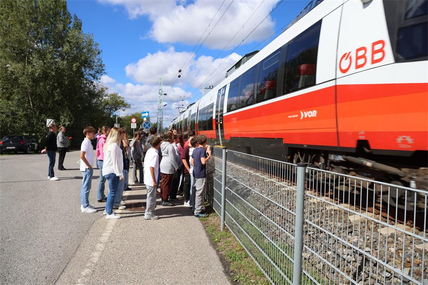 Zwischen Zug und Schule: Wenn es eng wird am Bahnsteig 