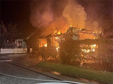 Großbrand in Garage greift auf Dachstuhl über: Ehepaar gerettet
