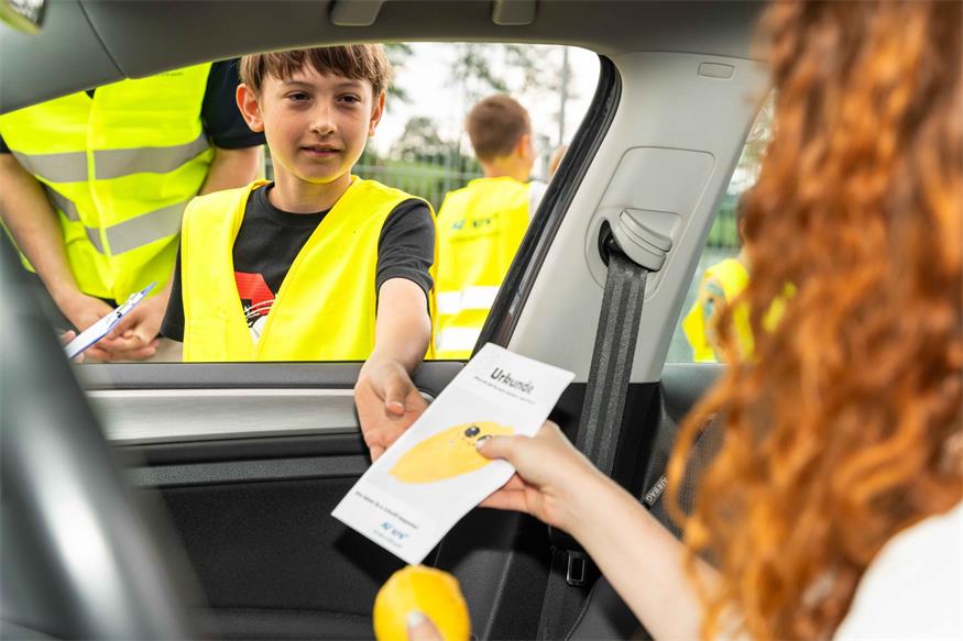 Kinder maßen Temposünder vor der Zemendorfer Volksschule 