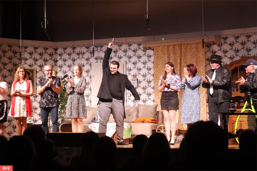Theateraufführung in Neudörfl: „Kaviar trifft Grillwürstel“ Theateraufführung in Neudörfl: „Kaviar trifft Grillwürstel“