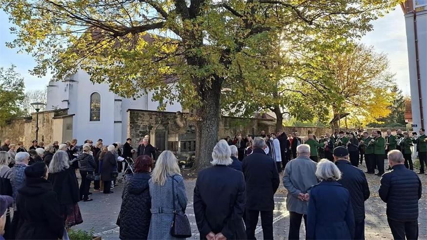 Wulkaprodersdorf: feierliches Gedenken am Kriegerdenkmal 