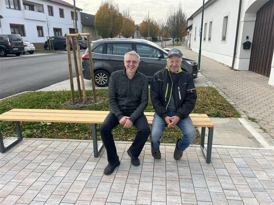 Neue Sitzmöglichkeit am Antauer Hauptplatz eingeweiht 