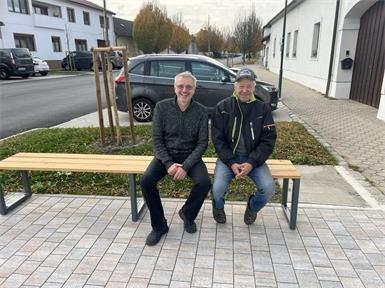 Neue Sitzmöglichkeit am Antauer Hauptplatz eingeweiht