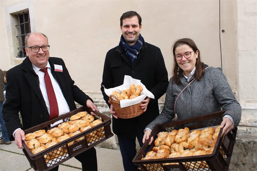 Nach der Martini-Messe wurden 300 Kipferl geteilt 