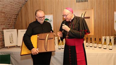 Erster Wein des bischöflichen Weinguts auf den Namen „Severus“ getauft