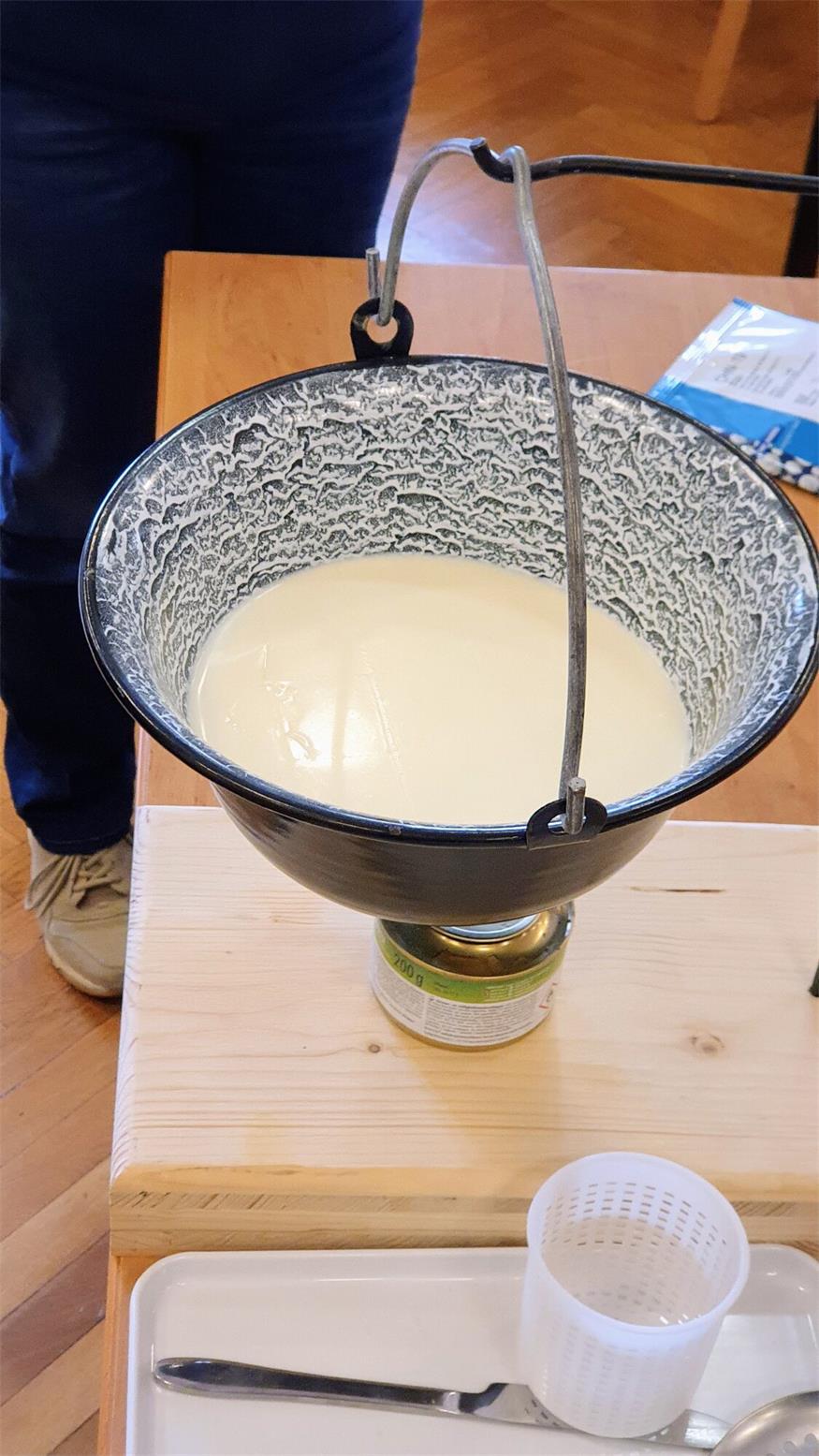 Käse-Machen mit Jennersdorfer Sennerin Jasmin Tschofen in Eisenstadt Käse-Machen mit Jennersdorfer Sennerin Jasmin Tschofen in Eisenstadt