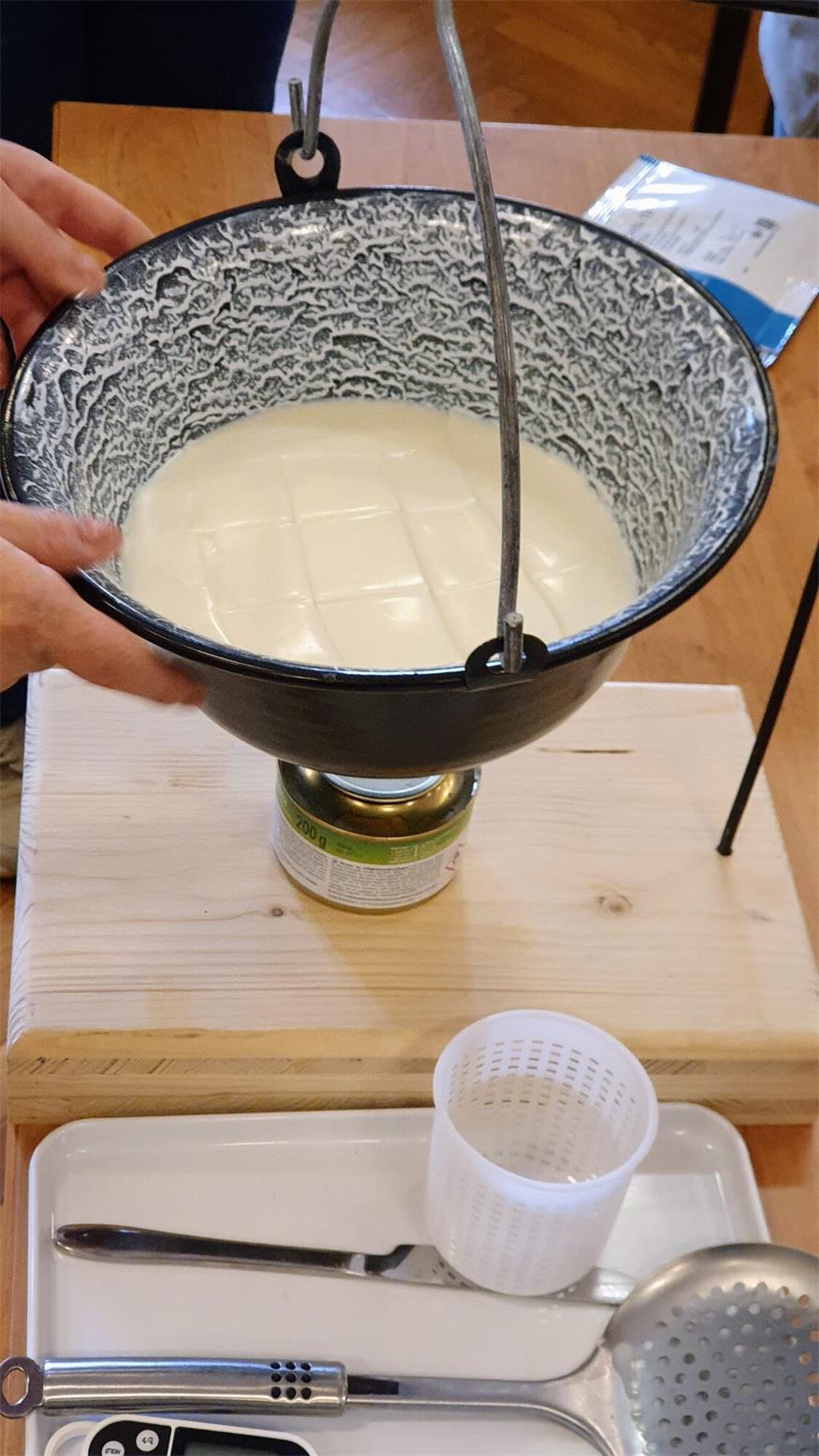 Käse-Machen mit Jennersdorfer Sennerin Jasmin Tschofen in Eisenstadt Käse-Machen mit Jennersdorfer Sennerin Jasmin Tschofen in Eisenstadt