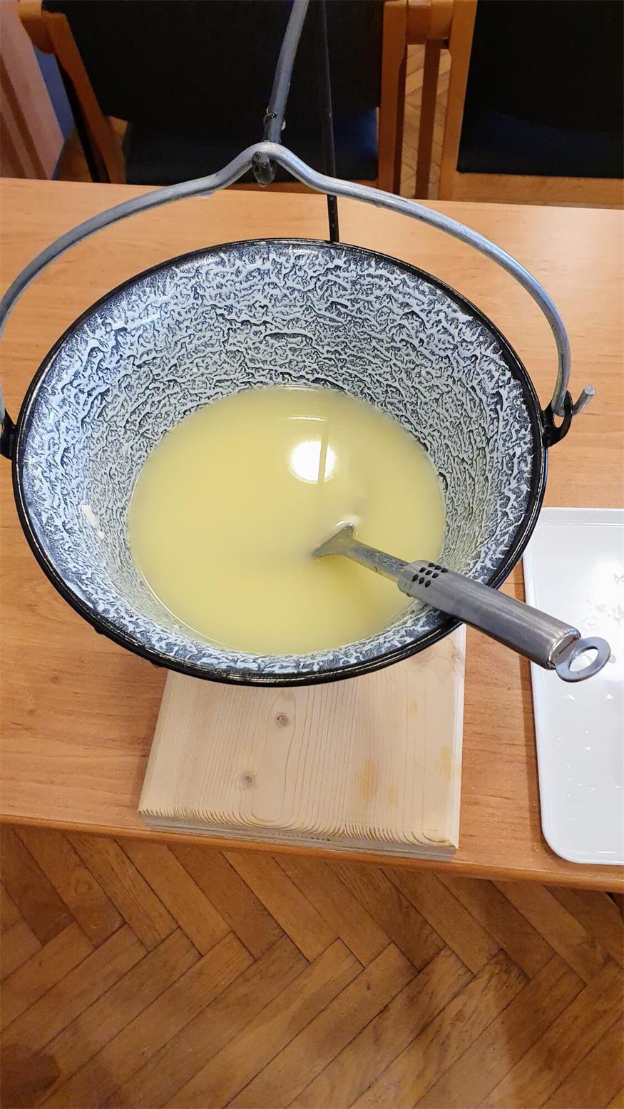 Käse-Machen mit Jennersdorfer Sennerin Jasmin Tschofen in Eisenstadt Käse-Machen mit Jennersdorfer Sennerin Jasmin Tschofen in Eisenstadt