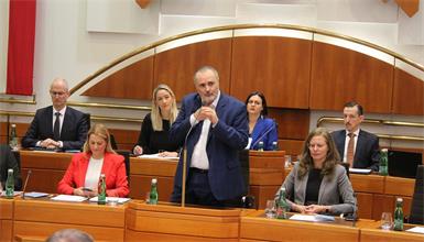 Kein Misstrauen nach Doskozils Budgetrede: Nur 15 standen auf