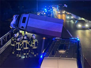Überholmanöver auf A4 endet mit zwei Verletzten
