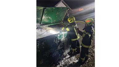Feuerwehr Stöttera bei Containerbrand und Fahrzeugbergung im Einsatz