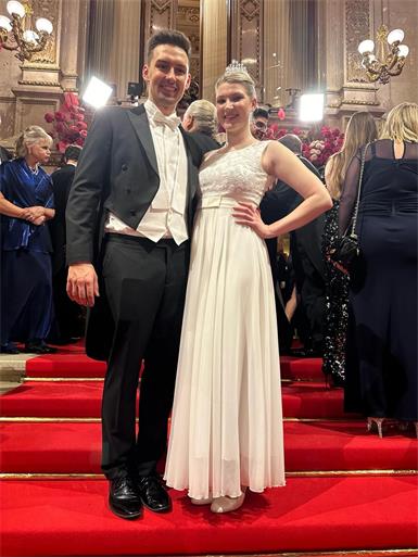 Eine Eisenstädterin beim Opernball