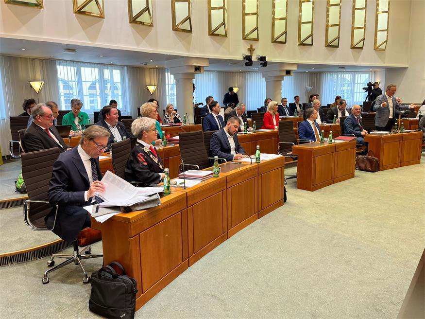 Asyl, Hubschrauber, Energie, Tierschutz: „Klassiker“ im Landtag Asyl, Hubschrauber, Energie, Tierschutz: „Klassiker“ im Landtag