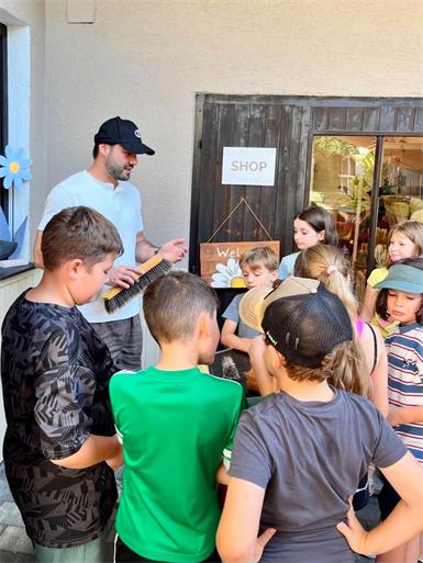 Ferienkinder entdecken traditionelles Bürstenmacher-Handwerk