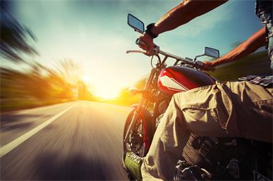 81-jährige Pkw-Lenkerin kollidierte mit 80-jährigem Motorradfahrer
