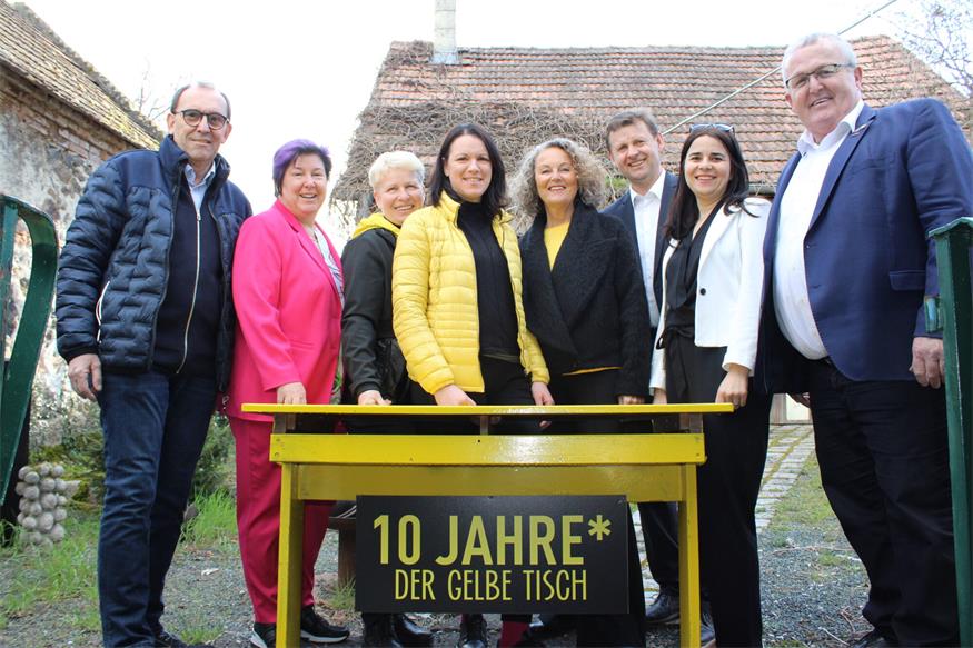 10 gelbe Tische gleich 10 Geburtstagskerzen in Oberpullendorfs Straßen 