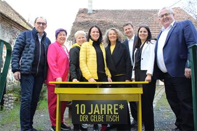10 gelbe Tische gleich 10 Geburtstagskerzen in Oberpullendorfs Straßen