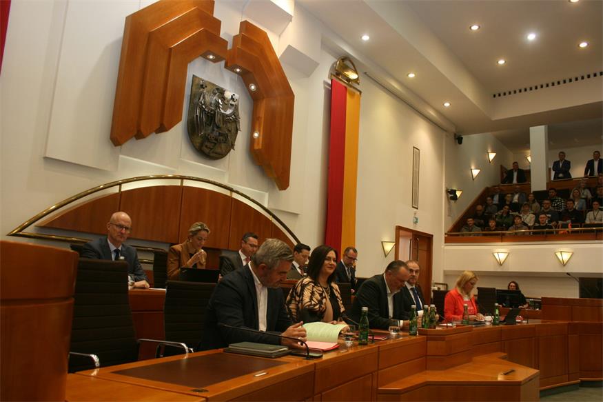 Landtag: Privatuni-Ankündigung und Fragen zu den Finanzen 