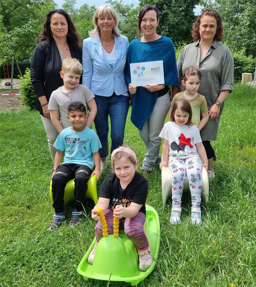 Minister Polaschek verleiht Gütesiegel an Neusiedler Kindergarten 