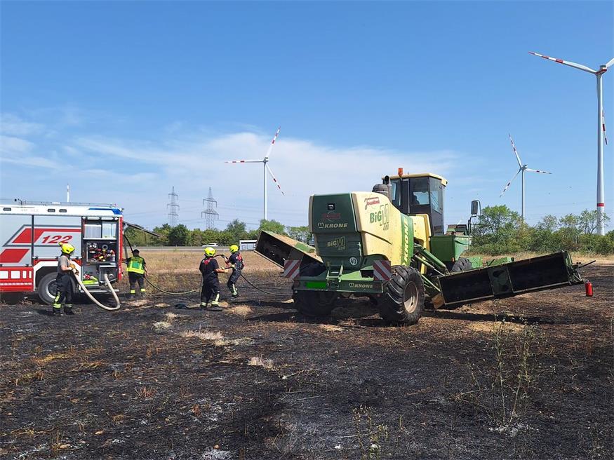 Landmaschine geriet in Brand: Acht Hektar Feld abgebrannt 