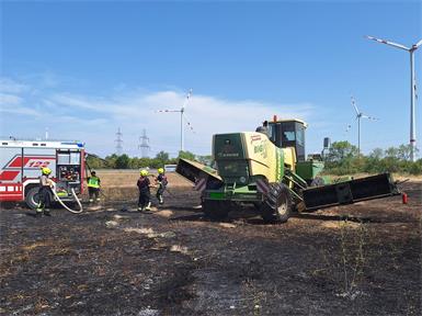 Landmaschine geriet in Brand: Acht Hektar Feld abgebrannt