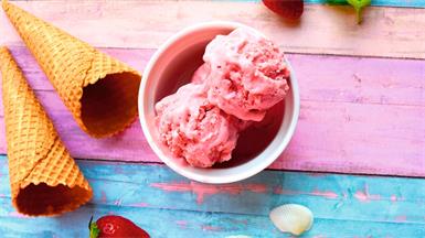 Fruchtiges Erdbeer-Eis