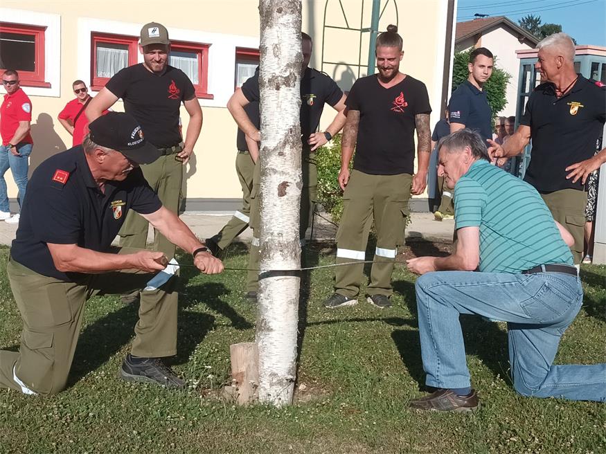 „Baum fällt“ hieß es beim Dämmerschoppen in Klostermarienberg 