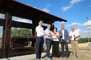 Alte Weinpresse begrüßt am Tor zum Blaufränkischland