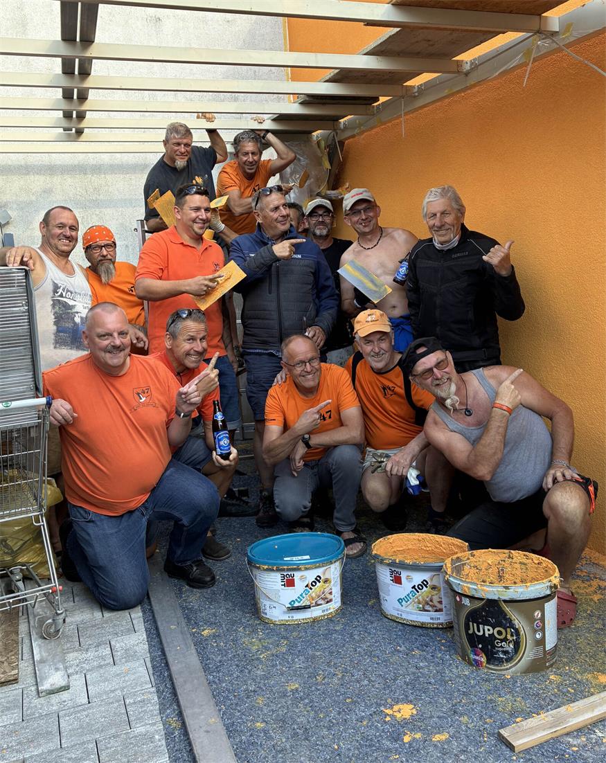 Biker schenken ihrem Präsidenten neue Fassade 