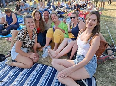 Die Party im Schlosspark geht weiter: Butterfly dance!