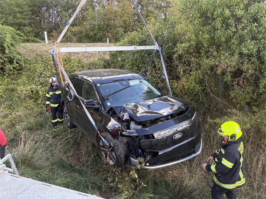 B50: Auto landete im Straßengraben 