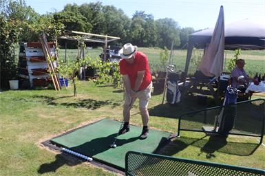 „Beine parallel, Arme gestreckt“: Golf spielen zwischen Obstbäumen