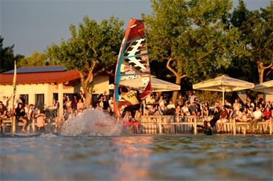 Windsurf-Weltklasse beim „Freestyle Pro Tour“-Event in Podersdorf