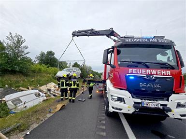 Wohnwagen nach Unfall auf A4 bei Gols völlig zerstört
