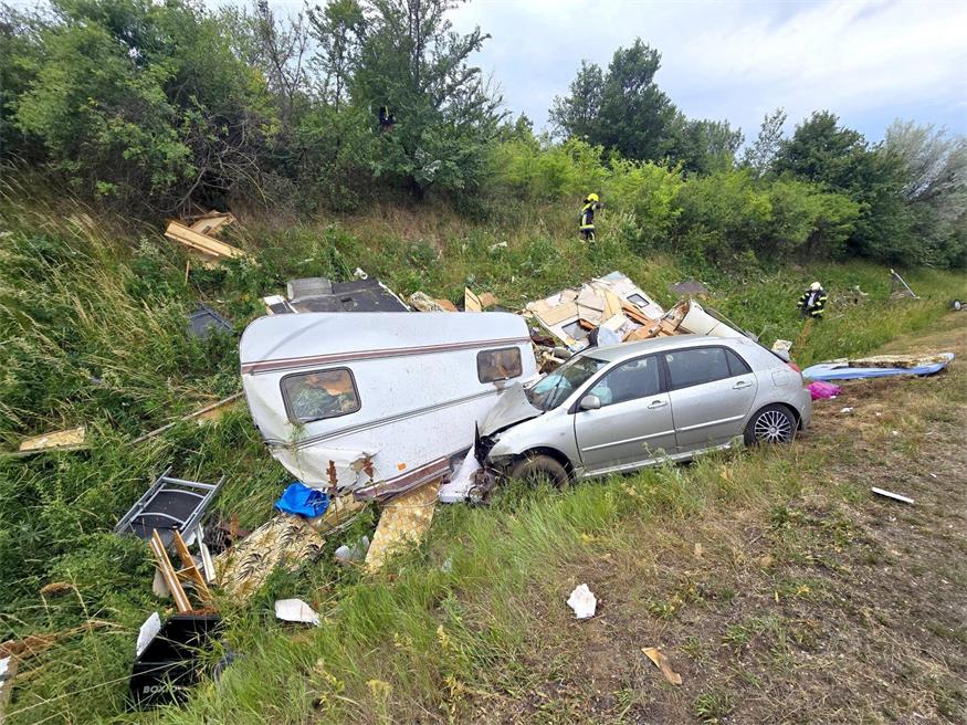 Wohnwagen nach Unfall auf A4 bei Gols völlig zerstört 