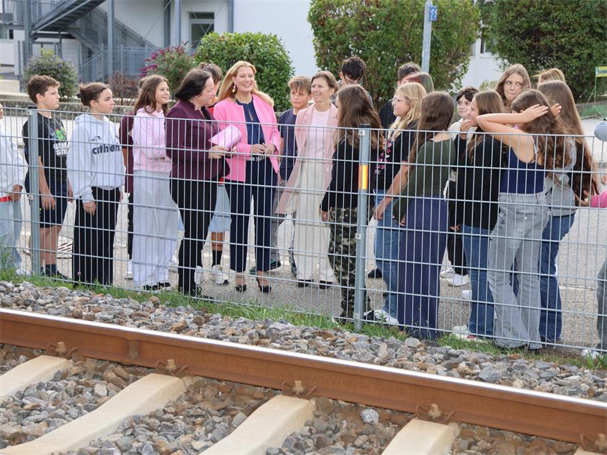 Zwischen Zug und Schule: Wenn es eng wird am Bahnsteig 