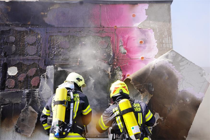 Einsatz bei 40 Grad: Nebengebäude in Trausdorf in Vollbrand 