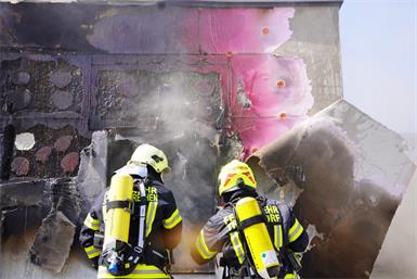 Einsatz bei 40 Grad: Nebengebäude in Trausdorf in Vollbrand