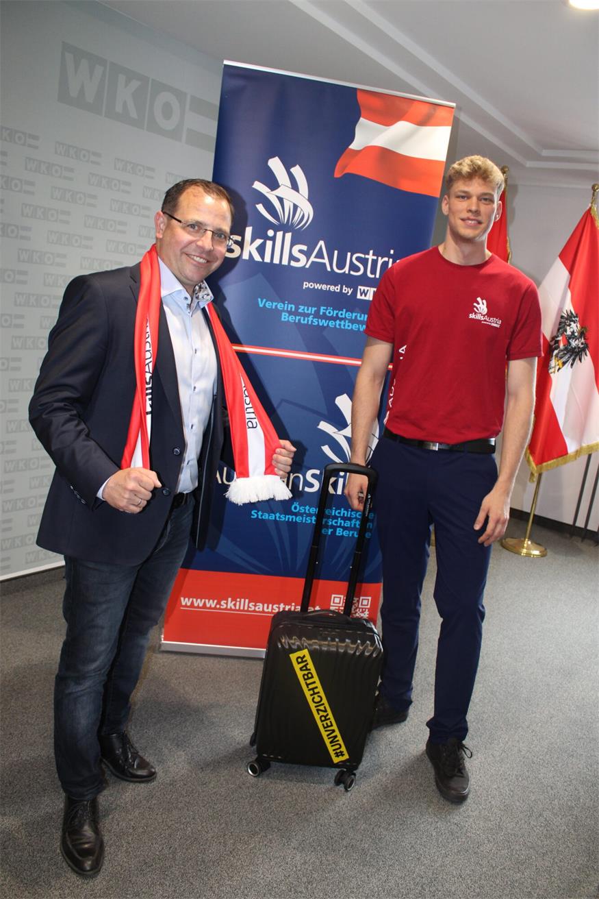 Unser Mann für Shanghai: Elias Stephan zeigt, was Möbeltischler können 
