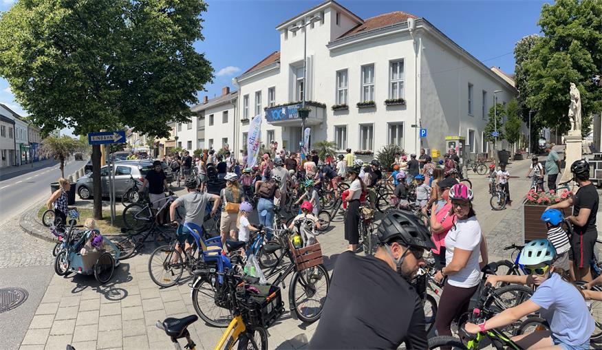 Raddemo in Neusiedl/See: Familien fordern sichere Rad- und Schulwege 