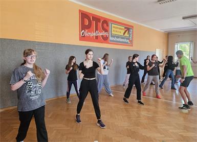 Befreiungsgriffe & Schlagtechniken: Schülerinnen lernten Verteidigung