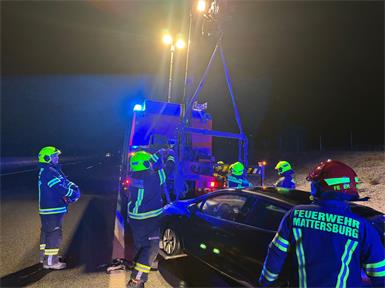 S31-Schnellstraße: Auto schlitterte in den Straßengraben