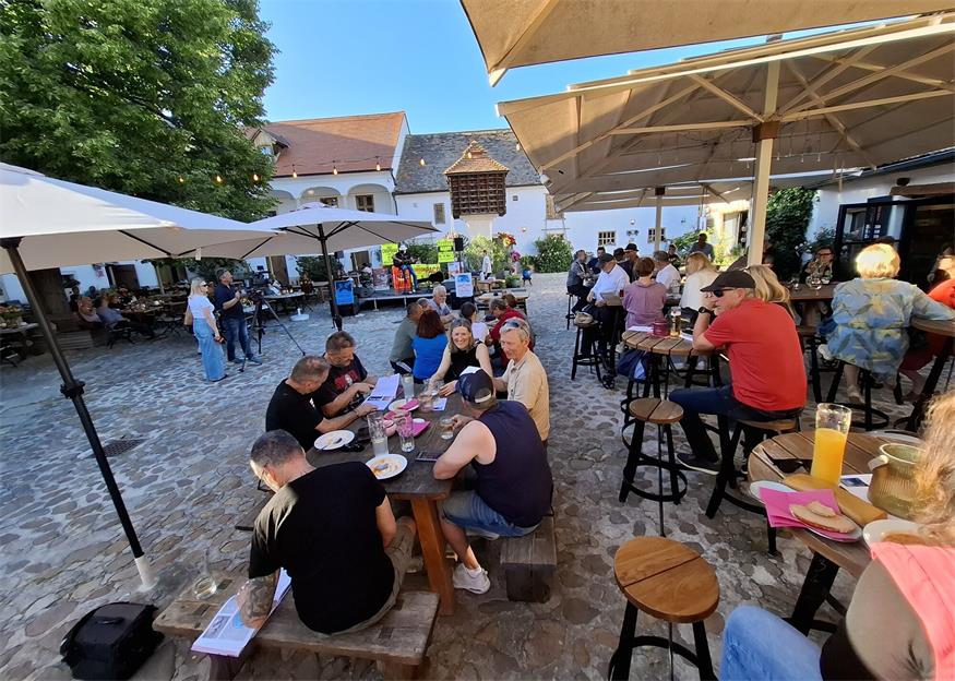 „Sitzen & Schauen“: Csello feierte im Mühlenhof die Erinnerungen 