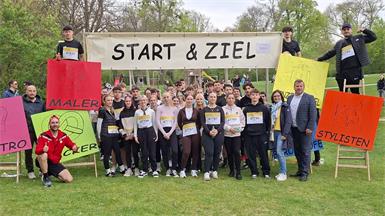 Lehrlinge laufen für den guten Zweck im Schlosspark