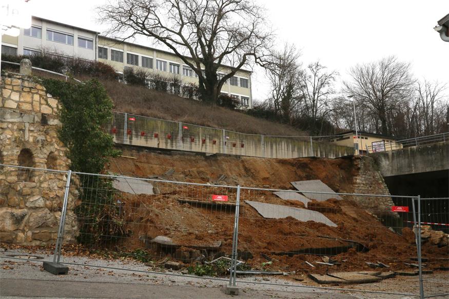 Hangrutsch in Neusiedl am See nach Einsturz einer Stützmauer 