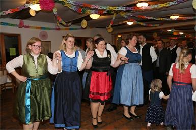 Dirndlball: Wo Generationen gemeinsam die Tanzfläche stürmen