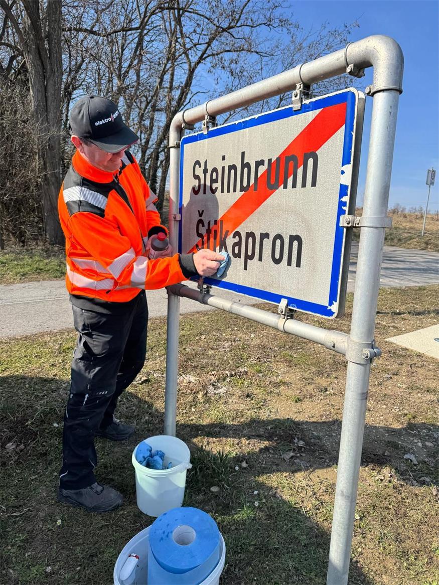 Zweisprachige Ortstafeln beschmiert: Volksgruppen-Zentrum alarmiert 