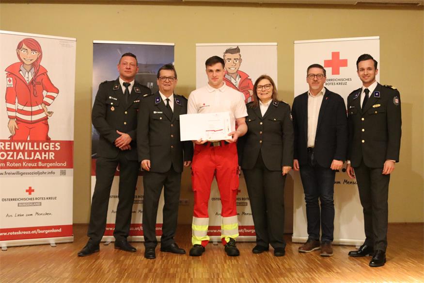 Rot Kreuzler der Bezirksstelle Oberpullendorf vor den Vorhang 