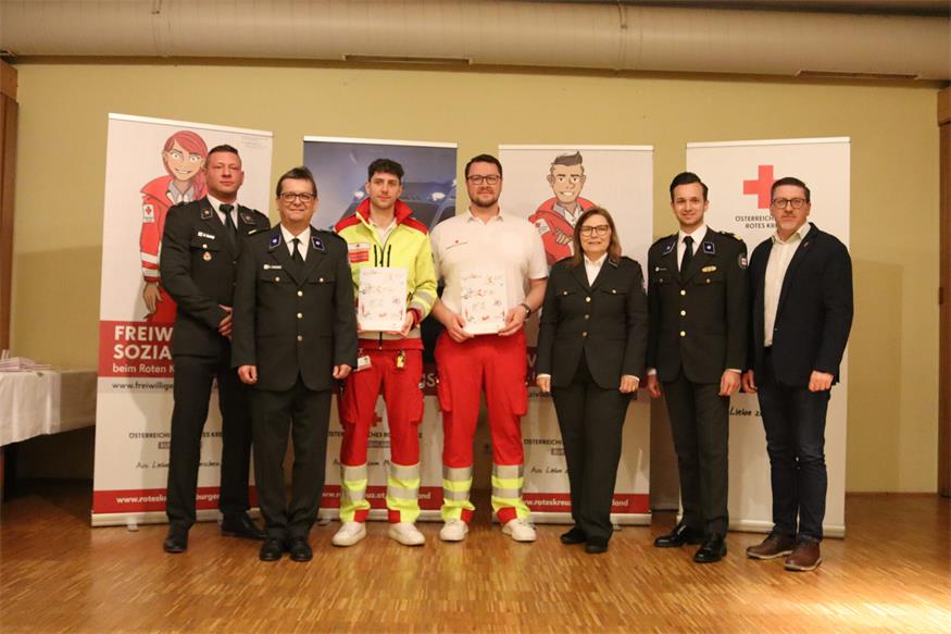 Rot Kreuzler der Bezirksstelle Oberpullendorf vor den Vorhang 